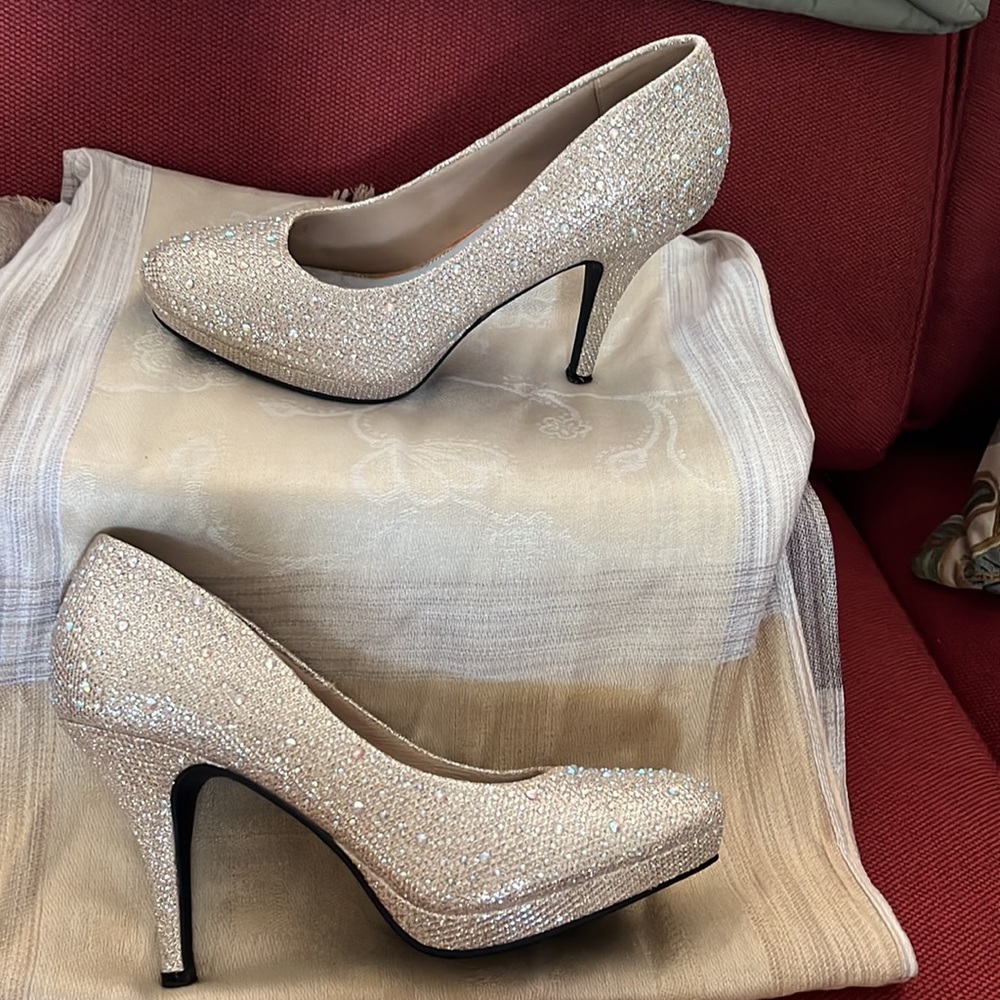 EUC Womens Gold Platform Heels by Silver Slipper
